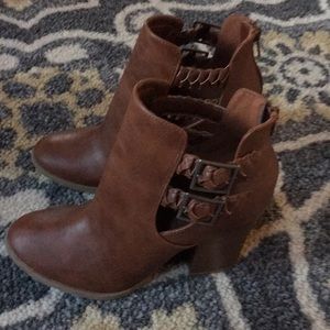 American Eagle brown booties. 8 1/2